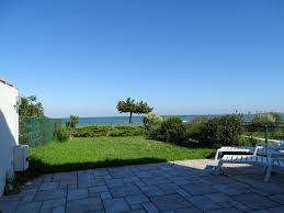 Situé en plein cœur du village de la flotte, dans un quartier calme et résidentiel, le clos du phare bleu est la résidence idéale pour profiter de vacances reposantes. Maison Tremiere Location Vacances De 4 Pieces A La Flotte En Re