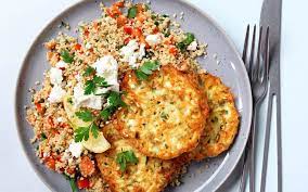 Deze couscous salade is heerlijk gevuld met allemaal groenten, amandelen en koriander. Vegetarische Couscous Met Courgette Koekjes