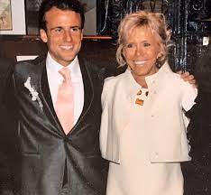 Le 20 octobre 2007, emmanuel macron épousait celle qui faisait battre son cœur depuis plus d'une décennie, brigitte trogneux, son ancien le « oui » de sa vie. Brigitte Macron Mariage Enfants Famille Bourgeoise Cinq Tele Star