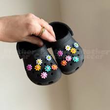 How To Put Jibbitz On Your Crocs And How To Take It Off - Youtube