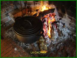 Conçu par la fonderie de niederbronn (ancienne fonderie de dietrich qui a plus de 250 ans d'expérience) et le cabinet de design denovo, le gooker est le tout premier four gastronomique au feu de bois en france. La Marmite Au Feu De Bois Ragout Tres Leger A Cuisson Longue La Cachina