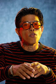 Flow latino 🔥📸 Sesión de fotos para artistas urbanos que quieren  proyectar estilo y actitud. ¿Haces reggaetón, trap o música urbana? Este  tipo de fotos son ideales para tu promo, redes y