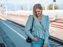 Boyfriend jeans sind aktuell ein großer trend bei bloggern und gehören zu den coolsten styles was modetrends angeht. Vintage Bag Seiden Bluse Boyfriend Jeans Neuer Haarschnitt La Katy Fox