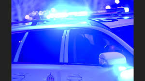 En polis har avlidit efter att ha blivit skjuten på öppen gata i biskopsgården i göteborg. Man Skjuten Av Polis Utanfor Goteborg