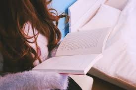 休日は部屋で読書をするインドア派な女の子の画像 おしゃれなフリー写真素材 girly drop 女の子 読書 表紙