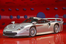 Porsche even gave in to the f1 as it used this vehicle as inspiration when developing the gt1 strassenversion. Porsche 911 Gt1 Evolution Strassenversion Auktion Autobild De