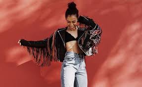 Elizabeth weighs in at about 145 lbs (66.77 kg), she is of average size with a physically fit body. Liza Koshy Net Worth Bio Wiki Family Age Height Celebnetworth Net