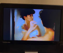 瀧波ユカリ on X: あげまん、10代のあどけないナヨコを40代の宮本信子 さんが演じきっていて、表情や視線の動かし方で表現しているのがすごい。20代のナヨコのヌード（胸が露わになる）を特殊メイクで作ってるのも面白い。（本当の ヌードだと信じた人もいたらしい ...