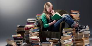 Anak cowok memakai topi dan anak cewek memakai pita di kepalanya. Mengapa Gemar Membaca Buku Senja And Books