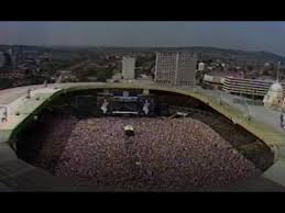 Selain untuk arena olahraga, stadion wembley juga menjadi wahana bagi sejumlah konser; Live Aid Introduction 13 July 1985 Youtube
