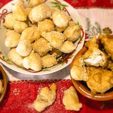 500g di farina 00 debole per dolci 2 uova 1/2 bicchiere di olio d'oliva 1 bicchiere di vino dolce (preferibilmente rosso, ma io ho usato un bianco) 1 bustina di lievito chimico per dolci 1 pizzico di sale. Dolci Calabresi Tutto Quello Che C E Da Sapere Nel 2020