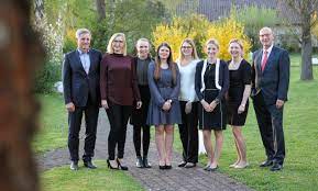 In addition to asset management in private banking, merkur privatbank also focuses on the. Bank Schilling Co Ag Vorstand Und Geschaftsfuhrer Gratulieren Den Absolventen Im Rahmen Einer Freisprechungsfeier Merkur Bank Kgaa Pressemitteilung Pressebox