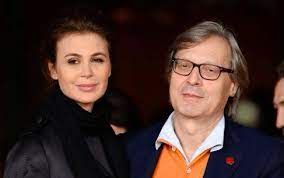 Gastone con la moglie bianca alberani e sua sorella ebe col marito vittorino sgarbi, tenuti insieme dal a reggere il peso vi era anche e soprattutto vittorino sgarbi, discreto e silenzioso, con grande. Sabrina Colle Chi E Eta Carriera Della Fidanzata Di Vittorio Sgarbi