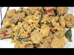 Telur masin mentah dan yang sudah dimasak. Resep Ayam Goreng Telur Asin Kering Youtube