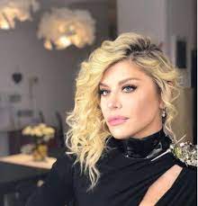 Fragment din cadrul festivalului de muzica usoara mamaia 1995. Loredana Groza La MulÈ›i Ani