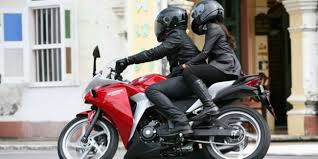 10 level pasangan bucin saat boncengan motor. Ini Dia Cara Aman Bonceng Perempuan Di Motor Sport Otosia Com