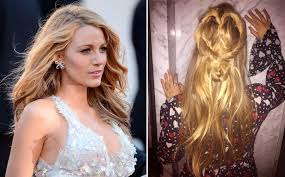 Blake lively just dropped the cutest natural selfie featuring her real skin texture, hair scraped into a bun and the snapper turtle she rescued on holiday Gossip Girl Fame Blake Lively Applies This Hair Mask For Shine