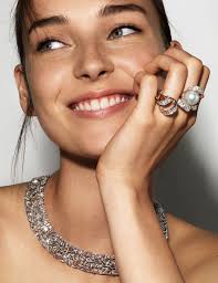 Lady Gaga porte plus de 100 carats de diamants aux Grammy Awards 2019