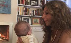 Lolita, una superabuela 'nadando' con su nieto Noah