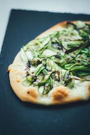 Pizza Bianca Mit Grunem Spargel Buffelmozzarella Und Knoblauch Rezept Pizza Bianca Spargel Pizza Gruner Spargel