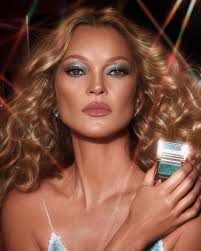 ✨ GET KATE MOSS'S FESTIVE GLAM ✨ Darlings, I am still OBSESSED with this  GORGEOUS look by @SofiaTilbury