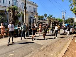 Varias de las polémicas tiendas estatales de cuba que venden comida y productos básicos en divisas fueron durante las protestas de hoy, uno de los gritos frecuentes fue abajo las tiendas mlc, en. Nueva Protesta En La Sede Del Ministerio De Cultura En La Habana Oncubanews