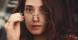12 Daftar Merk Kacamata Terbaik dan Terkenal