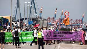 Extinction rebellion claims protests in the capital will be five times bigger than similar events in april, which saw more than 1,100 people were arrested. Hamburg Extinction Rebellion Blockiert Wichtige Autobrucke Stern De
