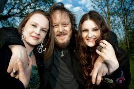 Adelmo fornaciari nació el 25 de septiembre de 1955 en roncocesi, una frazione (pequeña aldea) durante la siguiente gira de blue, fornaciari compartió el escenario con joe cocker (para una versión de. Popstar Zucchero Sugar Fornaciari And His Daughters Alice And Ir Gianluigi Di Napoli