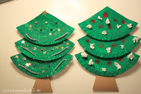 Beim basteln mit papptellern lassen sich auch 3d figuren gestalten, wie zum beispiel ein kleiner weihnachtsbaum. Weihnachtliches Basteln Mit Papptellern Mamahoch2