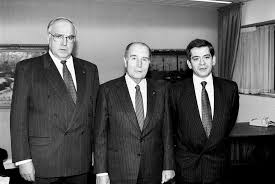 François mitterrand et helmut kohl, lors. Helmut Kohl Et Francois Mitterrand S Expriment Devant Le Parlement Europeen Europeana