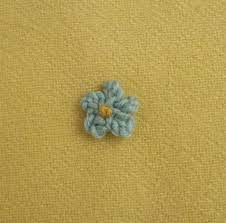 Knitted Forget Me Not Would Be Cute To Put A Few On A Headband For Lindsey Knitted Flowers Knitted Flower Pattern Yarn Flowers