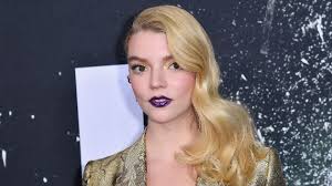 Fury road rond het personage furiosa staat gepland om in de zomer van 2023 uit te komen. Mad Max Prequel Casts Anya Taylor Joy As A Younger Furiosa 101 9fm The Mix Wtmx Chicago