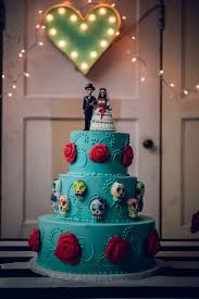 Mexican Wedding Cake Ideas Blue With Roses And Bridht Skull Skeletons Dressed Like A Bride And Groom On Toptwiggsba Halloween Wedding Cakes Mexican Wedding Cake