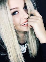 Mona Carter's Instagram, Twitter & Facebook