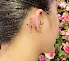 Tatouage derriere oreille faire un tatouage se faire tatouer tatouages subtils jolis tatouages tatouages minimalistes magnifiques tatouages idée tatouage femme tatouage fleur. Fleurs Delicates Derriere L Oreille