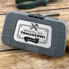 Dzisiaj przedstawimy wam 10 pomysłów na dzień ojca, od tych mniejszych dzieci i tych większych. Z Okazji Dnia Taty Grawerowany Zestaw Narzedzi
