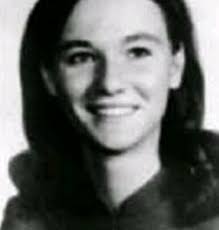 Záhadná smrt studentky v červených šatech