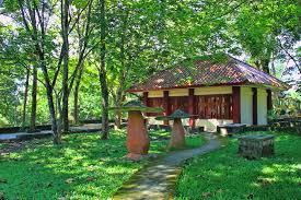 Bukit ini merupakan tempat sakral yang menyimpan cerita dan kisah dari kerajaan sriwijaya. Mengenang Kejayaan Palembang Dari Bukit Siguntang Indonesia Kaya