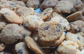 Cara adunan, bahan bertepatan mengikut sukatan dan cara memasak menjadikannya lebih rangup setanding di kedai roti. Resepi Biskut Coklat Chips Ala Famous Amos