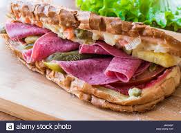 Yemek yapmak için acelesi olanların, evdeki malzemeler ile kolaylıkla hazırlayabilecekleri ayvalık tostu ülkemize özgü tost çeşitlerinden biridir. Turkische Toast Sandwich Mit Schinken Und Pickles Genannt Ayvalik Tost Tostu Stockfotografie Alamy