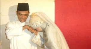 Perceraian antara uas dan sang mantan istri dinilai sesuatu yang mengejutkan. Dicerai Ustaz Abdul Somad Mantan Istri Kini Jualan Rendang Jadi Sorotan
