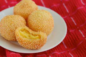 Kue onde onde merupakan salah satu jajanan pasar yang terbuat dari tepung ketan dan dimasak dengan cara digoreng. Resep Onde Onde Kentang Isi Kacang Hijau