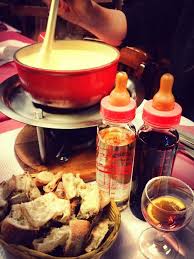 Le Refuge Des Fondues Paris An Experience For Sure Restaurant Insolite Restaurants Bar Restaurant