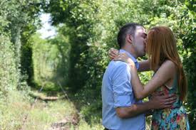 Pentru autorităţi tunelul iubirii nu este un loc ce merită vizitat, ci doar o cale feratã înconjuratã de bãlãrii. Avalansa De Cereri In Casatorie In Tunelul Dragostei Din Banat Foto