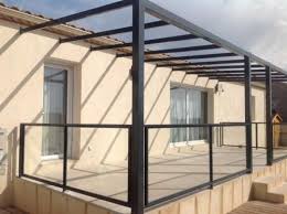 Nous Avons Cree Cette Pergola Moderne En Fer Avec Des Sections En Tube Carre De 100 X2f 100 Et Une Toiture En Tube In Pergola Metal Pergola Pergola Metallique