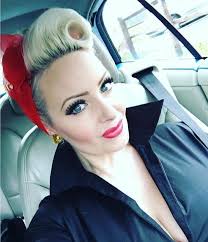Rock N Roll Frisur Schicke Blonde Haare Mit Einem Roten Haarband Rockabilly Frisur Banane Frisur Haare Hochstecken
