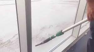 Günaydın arkadaşım bizimde evde inşaat pislikleri vardı hep elektrikli süpürge ile tüm evi baştan aşağı süpürdük istersen önce normal süpürge ile süpürebilirsin boya gibi kalıntılı olan yerleri hafta sonu silmeye başlarım beni korkutan tuvalet taşı kolay nasıl temizlenir.taşın çizilmesini istemiyorum. Insaat Sonrasi Cam Temizligi Jilet Ile Cam Kazima Youtube