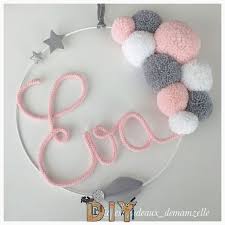 55 Vind Ik Leuks 1 Reacties Tiffany Lesbandeaux Demamzelle Op Instagram Hier La Belle Marieevaqueen Vous Presentait La Jolie Plaque Diy Baby Stuff Pom Pom Crafts Baby Crafts