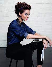 La Tresse Rock De Camille Albane Melange De Tresse Et De Chignon Cette Coiffure Tentera Celles Qui Aiment Les R Hair Styles Bride Hairstyles Pretty Hairstyles